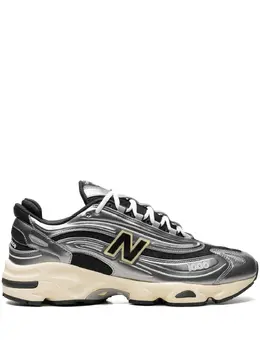 New Balance: Серебристые кроссовки 