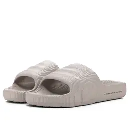 adidas: Светлые шлёпанцы  Adilette