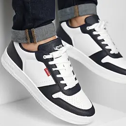 Levi's: Тёмные кроссовки 