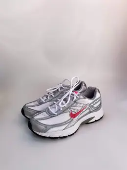 Nike: Серые кроссовки