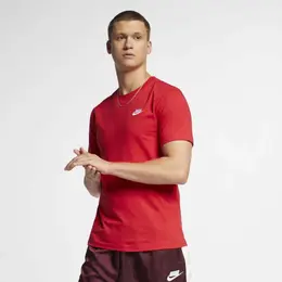 Nike: Красная футболка  Sportswear Club