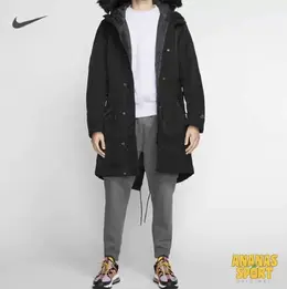 Nike: Чёрная куртка