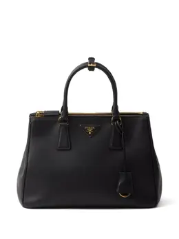 Prada: Чёрная сумка 
