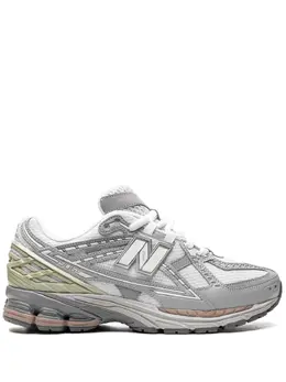 New Balance: Светлые кроссовки 
