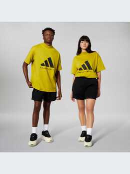 adidas: Спортивная футболка 