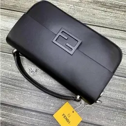 FENDI: Чёрная сумка