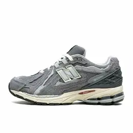 New Balance: Серые кроссовки 