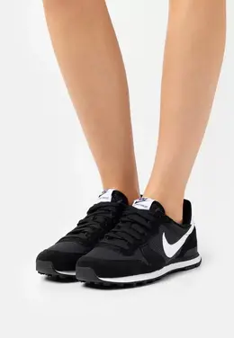 Nike: Чёрные кроссовки  Internationalist