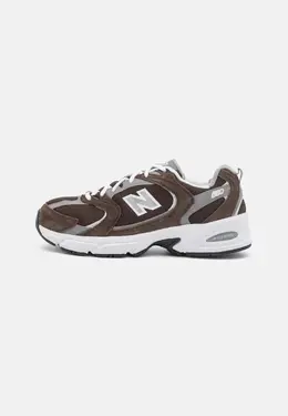 New Balance: Коричневые кроссовки  530