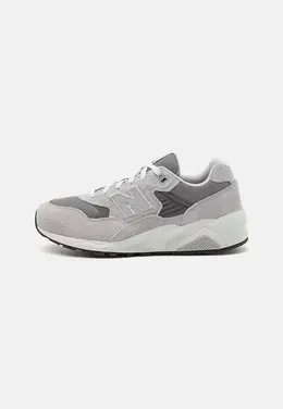 New Balance: Серые кроссовки 