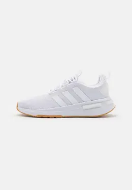 Adidas: Белые кроссовки 