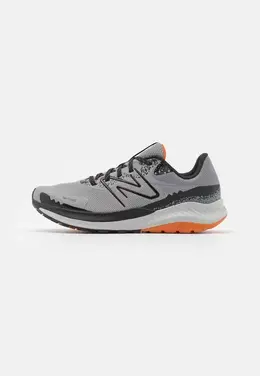 New Balance: Серые кроссовки 