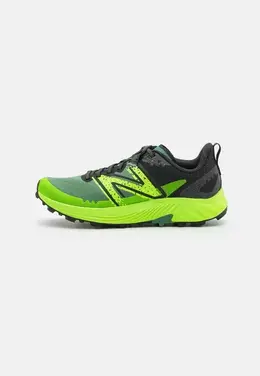 New Balance: Зелёные кроссовки 