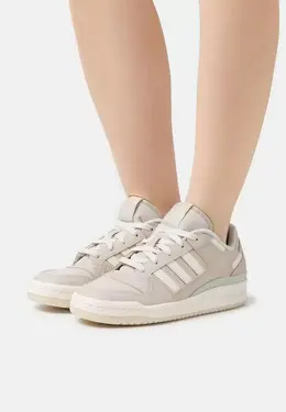 Adidas Originals: Бежевые кеды 