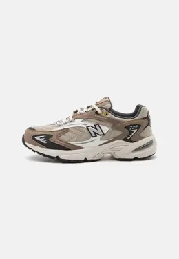 New Balance: Коричневые кроссовки  725