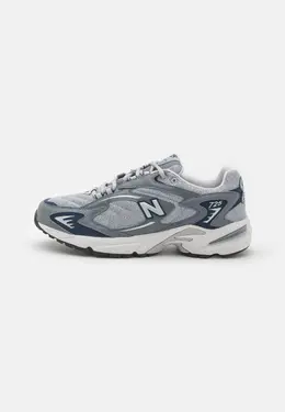 New Balance: Серые кроссовки  725