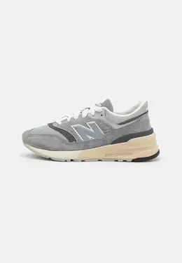 New Balance: Серые кроссовки 