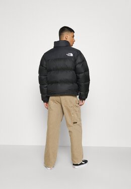 The North Face: Чёрный пуховик  Nuptse