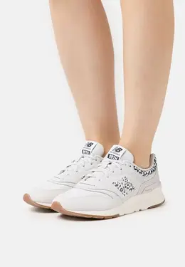 New Balance: Серые кроссовки 