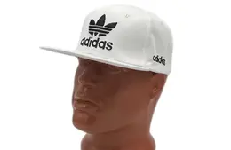 Adidas: Белая кепка 