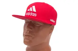 Adidas: Красная кепка 