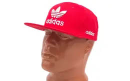 Adidas: Красная кепка 