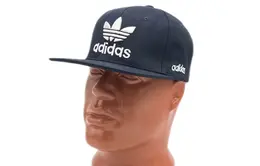 Adidas: Тёмная кепка 