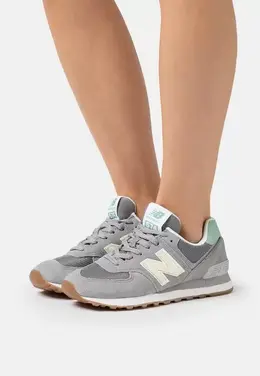 New Balance: Серые кроссовки 