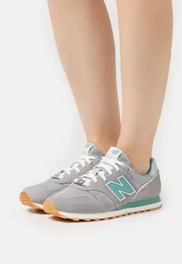 New Balance: Серые кроссовки 