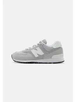 New Balance: Серые кроссовки 