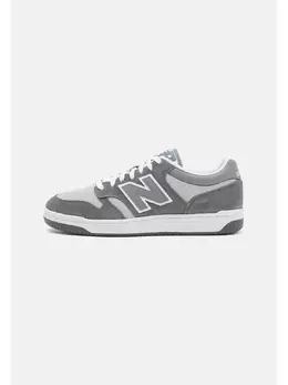 New Balance: Серые кроссовки 