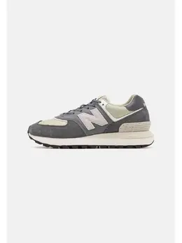 New Balance: Серые кроссовки 