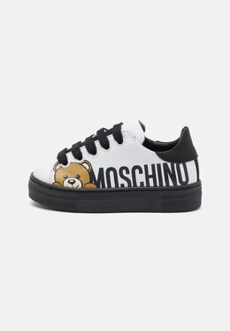 Moschino: Белые кроссовки 