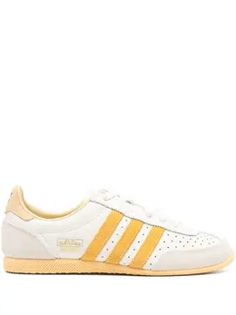 adidas: Белые кроссовки 