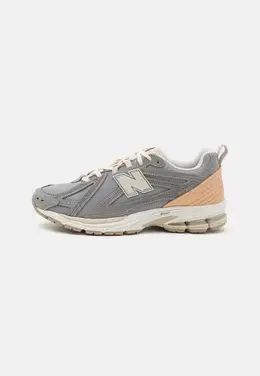 New Balance: Серые кроссовки 