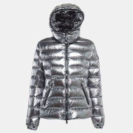 Moncler: Серебристая куртка 