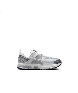 NIKE: Светлые кроссовки 
