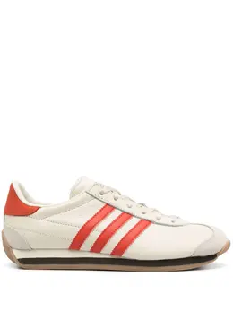 adidas: Белые кроссовки 