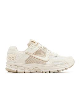 NIKE: Светлые кроссовки 