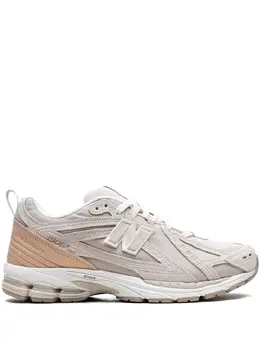 New Balance: Бежевые кроссовки 