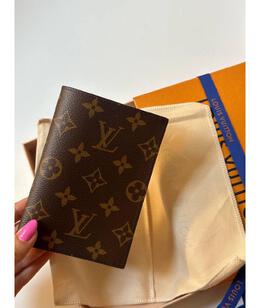 LOUIS VUITTON: Обложка 