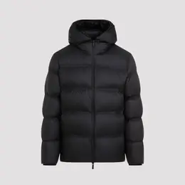 Moncler: Чёрная куртка 