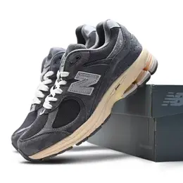 New Balance: Чёрные кроссовки  2002R