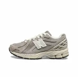 New Balance: Бежевые кроссовки 