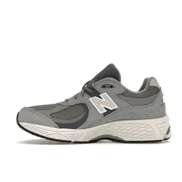 New Balance: Серые кроссовки 