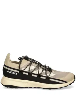 adidas: Светлые кроссовки 
