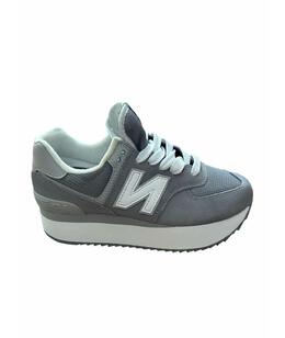 NEW BALANCE: Серые кроссовки 