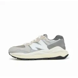 New Balance: Серые кроссовки 