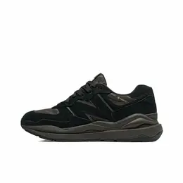 New Balance: Чёрные кроссовки  57/40