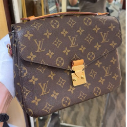 Louis Vuitton: Коричневая сумка  Pochette